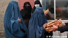 18.01.2022
Women wearing a burqa receive free bread distributed as part of the Save Afghans From Hunger campaign in front of a bakery in Kabul on January 18, 2022. (Photo by Wakil KOHSAR / AFP)