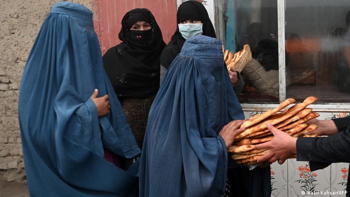 در این برنامه دست کم ۷۵ خانواده در هفت ناحیه کابل برای یک ماه جیره نان به دست خواهند آورد.