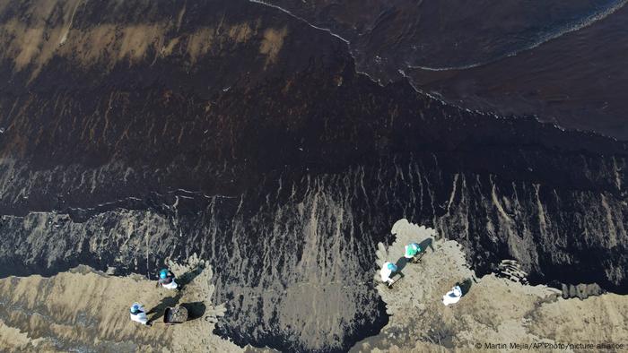 Vista aérea de la mancha de petróleo en la costa de El Callao.