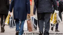 ARCHIV - Zwei Männer gehen am 17.11.2016 in Hamburg mit zahlreichen Tüten durch eine Einkaufsstraße in der Innenstadt. Das Statistische Bundesamt gibt am 13.04.2017 die Inflationsrate für März 2017 bekannt. Foto: Daniel Bockwoldt/dpa +++ dpa-Bildfunk +++