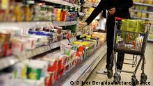 ARCHIV - ILLUSTRATION - Ein Kunde steht am 13.02.2012 in Köln (Nordrhein-Westfalen) vor einem Supermarktregal. Foto: Oliver Berg/dpa (zu dpa: Statistisches Bundesamt gibt endgültige Inflationsrate für Juli bekannt vom 13.08.2014) +++ dpa-Bildfunk +++