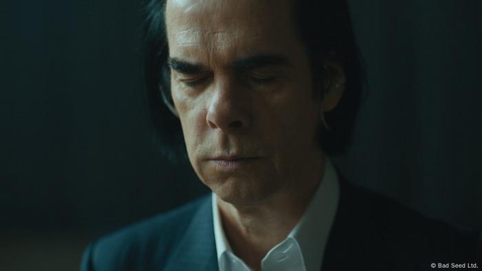 Musisi Nick Cave menutup matanya selama adegan dari film dokumenter This Much I Know To Be True.