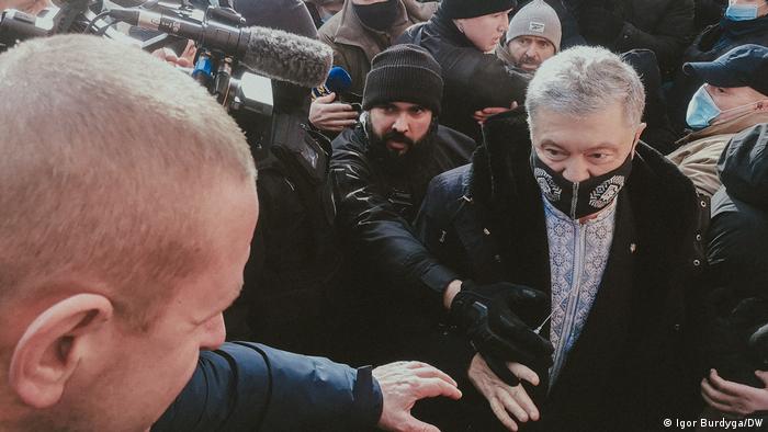 Петро Порошенко під Печерським райсудом 19 січня 2021 року