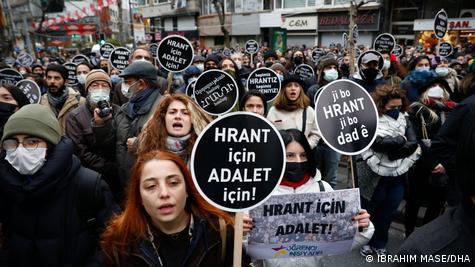 Agos Gazetesi'nin önünde "Hrant için Adalet için" yazılı pankartlar taşıyan göstericiler 