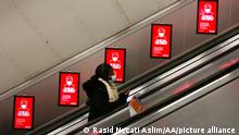 LONDON, UNITED KINGDOM- JANUARY 05: Face mask warnings are seen in a subway following the increase in coronavirus (Covid-19) cases in London, United Kingdom on January 05, 2022. Daily number of Covid-19 cases recorder as 200,000 in UK. Rasid Necati Aslim / Anadolu Agency