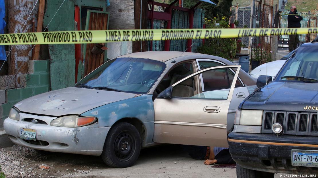 Carro baleado em cena do crime em que foi morto o fotógrafo mexicano Margarito Martínez Esquivel