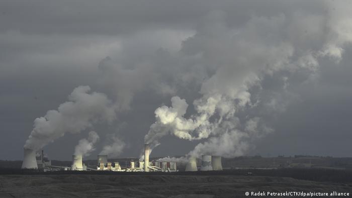 Gęsty dym unosi się z wież polskiej kopalni węgla w Toro, na granicy z Czechami 