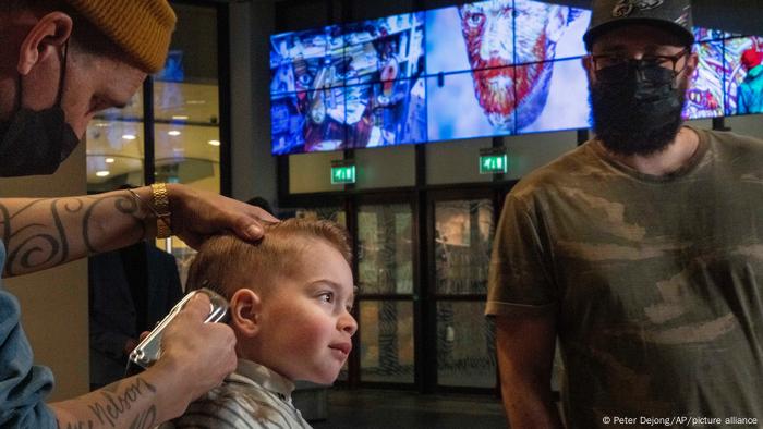 Een 3-jarige jongen laat zijn haar knippen in het Van Gogh Museum in Amsterdam