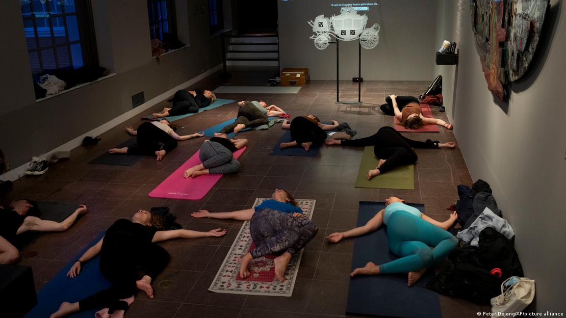 Pessoas participam de aula de ioga no museu Van Gogh