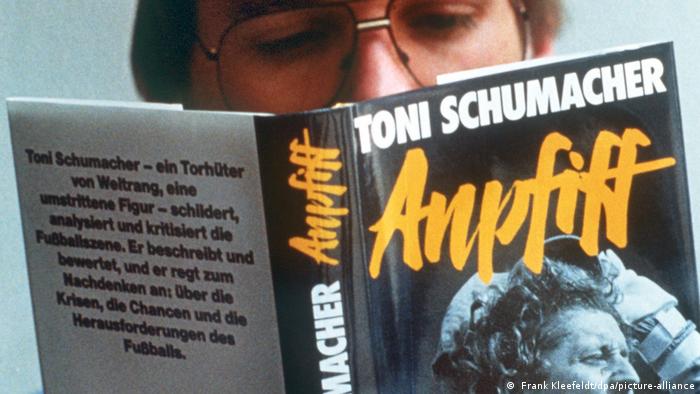 Deutschland | ein Mann liest Schumacher-Buch Anpfiff