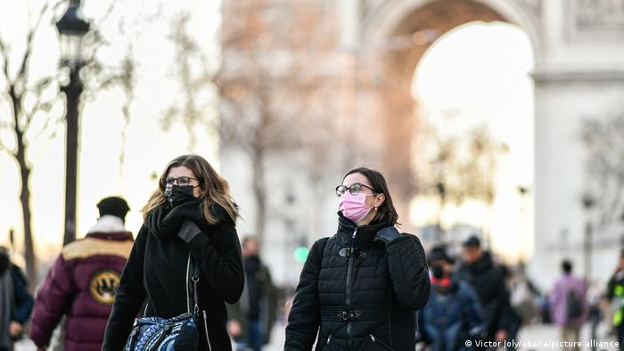 Frankreich | Passanten mit Masken am Triumpfbogen in Paris