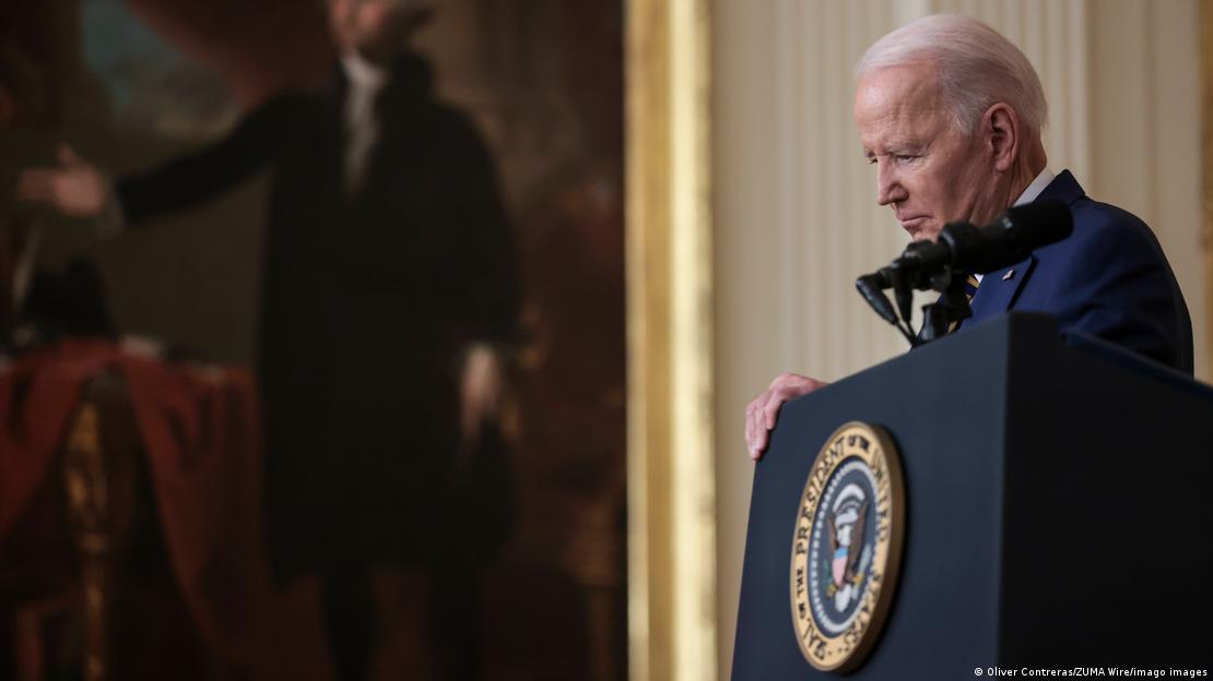 Presidente dos EUA, Joe Biden, em frente a um pódio na Casa Branca. Ele lamentou as 900 mil mortes e pediu maior adesão à vacinação