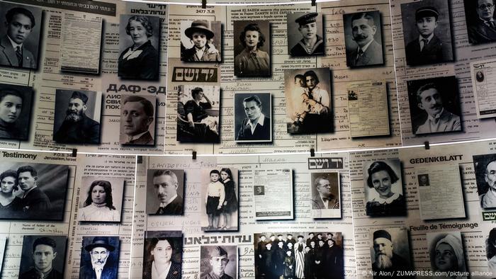 Fotos de vícitmas del Holocausto en el Centro Internacional de Conmemoración del Holocausto de Yad Vashem, en Israel.