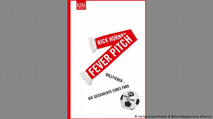 Nick Hornby - Fever Pitch, Buchcover, darauf ein Fanschal mit der Aufschrift Nick Hornby - Fever Pitch und ein Fußball