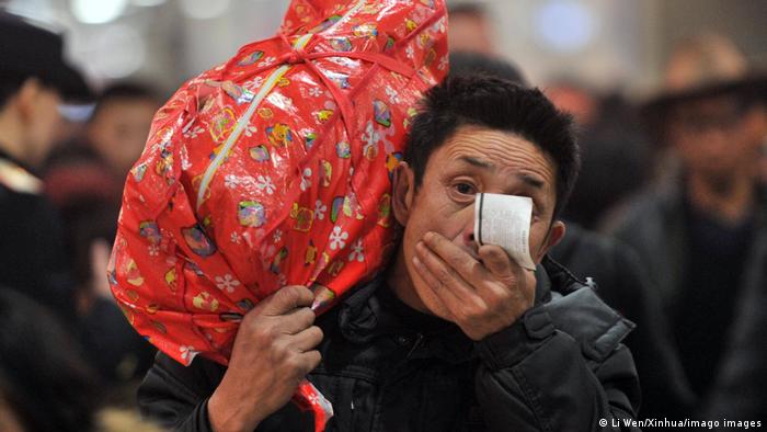 中国政府宣称要缩小贫富差距，实现共同富裕。图为北京火车站一名返乡的民工。