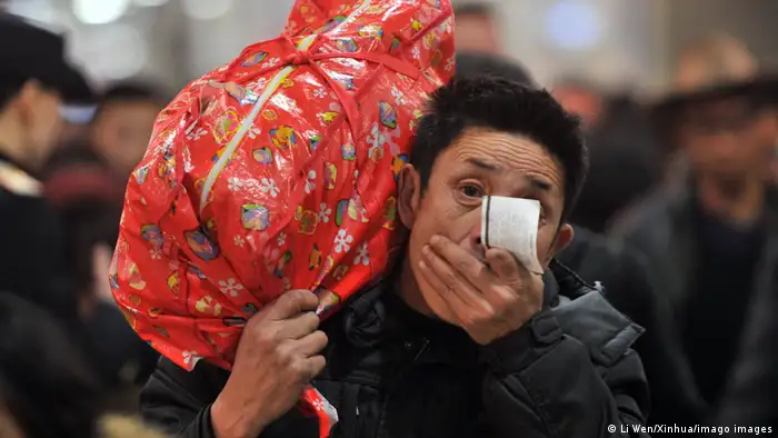 中国政府宣称要缩小贫富差距，实现共同富裕。图为北京火车站一名返乡的民工。