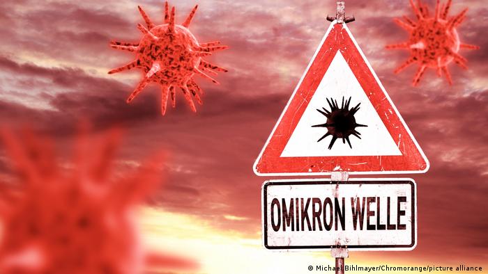 Symbolbild Omikron Welle, Covid-19 Coronavirus Variante Mutation des Virus auf einem Warnschild