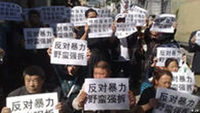 ca. 80 Demonstranten aus Changsha, Provinz Hunan, protestieren gegen ilegale Zwangsumsiedlungen. Foto: Su Yutong, am 27.09.2010 vor dem Büro für Justiz und Rechtswesen des Staatsrates in Peking, China