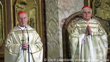 Kardinal Friedrich Wetter (l), Erzbischof von München und Freising, betet neben Kardinal Joseph Ratzinger während der Feierstunde am 8.7.2001 in der Münchner Frauenkirche anlässlich Ratzingers Goldenen Priesterjubiläums.