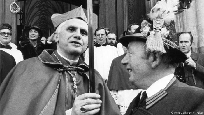 El entonces arzobispo de Múnich y Freising, el cardenal Joseph Ratzinger. (1982).