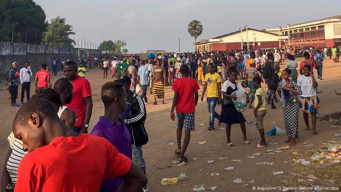 Familiares de las víctimas de la estampida en Monrovia, Liberia, buscan a sus seres queridos. (20.01.2022).