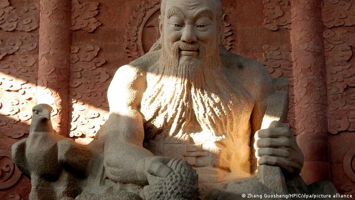 Statue of Emperor Shennong in the mausoleum dedicated to him. In his left hand Shennong holds a utensil, in his right hand a fruit