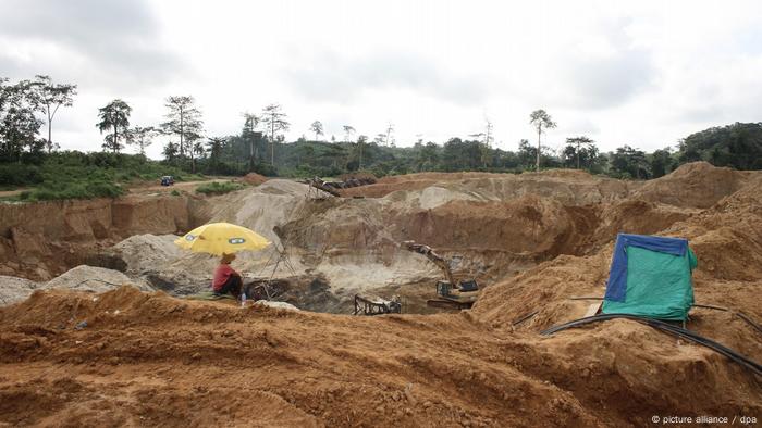 Miners look for gold on November 2, 2012 in Ghana. Symbolic image of a gold mine in Ghana for illustration, not connected to this story. 