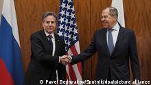 6745987 21.01.2022 U.S. Secretary of State Antony Blinken and Russian Foreign Minister Sergey Lavrov shake hands before talks to discuss security matters in Eastern Europe, at the President hotel in Geneva, Switzerland. Pavel Bednyakov / Sputnik