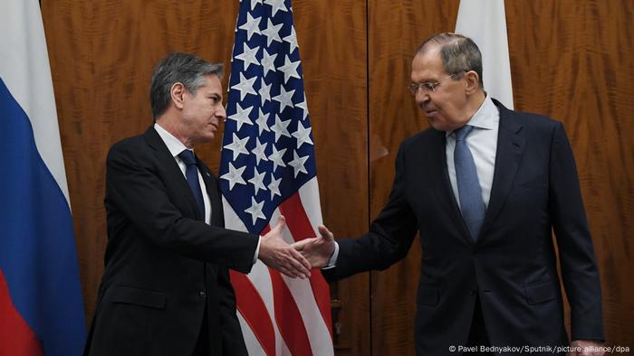 وزيرا الخارجية الروسي سيرغي لافروف والأمريكي أنتوني بلينكن