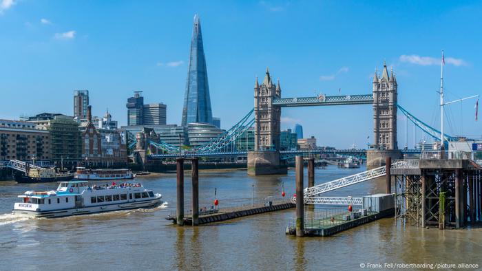 England Blick auf die Tower Bridge und The Shard mit Ausflugsboot auf der Themse, London