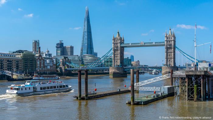 England Blick auf die Tower Bridge und The Shard mit Ausflugsboot auf der Themse, London England Blick auf die Tower Bridge und The Shard mit Ausflugsboot auf der Themse, London