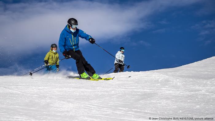 Trois skieurs descendant une piste dans la station de ski de Verbier