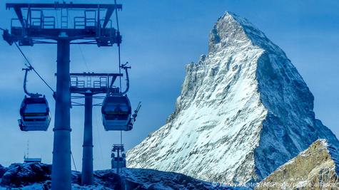 Matterhorn, maja konike e malit në zonën e skijimit Zermatt, Zvicër, arrihet me teleferik