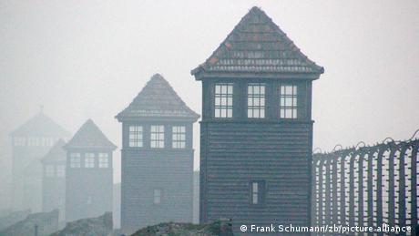 Wachtürme und Stacheldrahtzaun des Vernichtungslagers Auschwitz-Birkenau im Nebel, undatiert