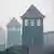 Wachtürme und Stacheldrahtzaun des Vernichtungslagers Auschwitz-Birkenau im Nebel, undatiert