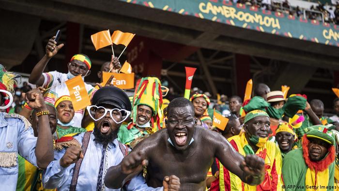Tobende Fansaus Mali feiern ihr Team im Stade Omnisport de Douala.
