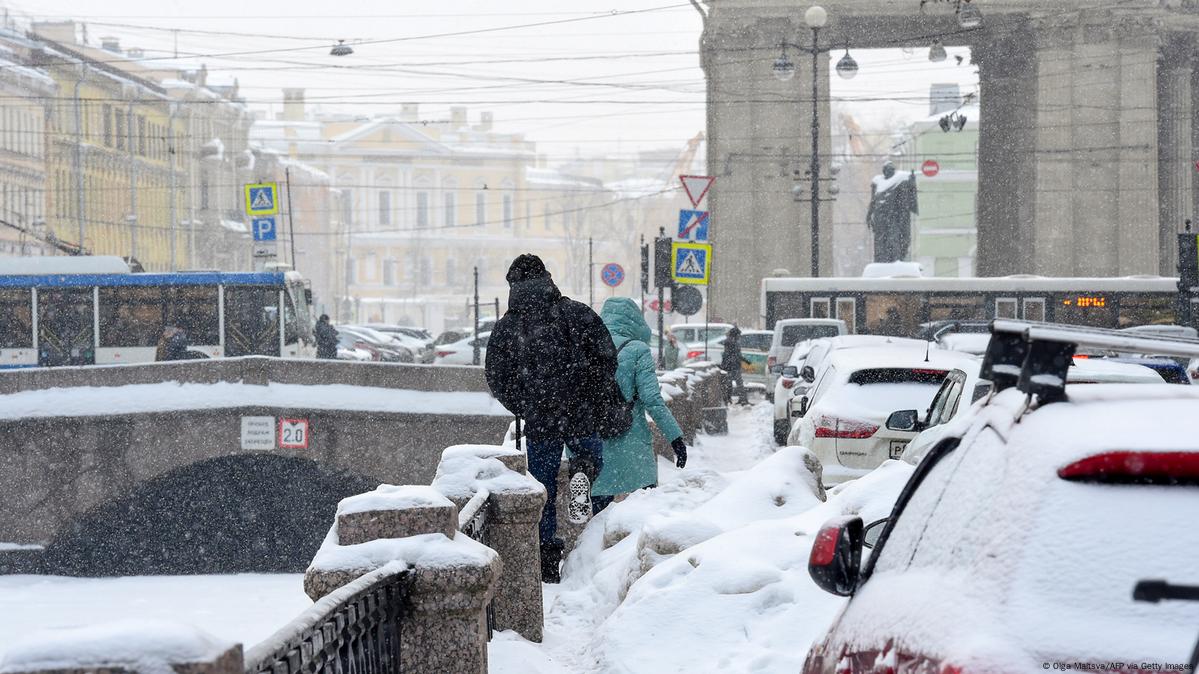 Cнежно-мусорный коллапс в Петербурге: переломы ног и интриги – DW –  21.01.2022