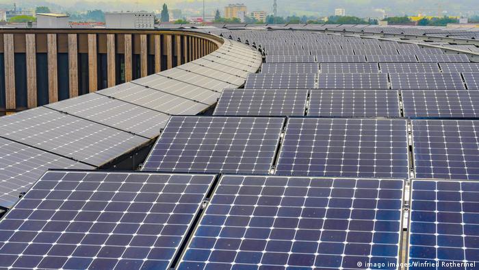 يمكن تركيب الخلايا الشمسية فوق أسطح المباني الحكومية الضخمة