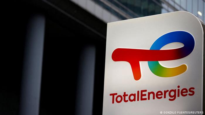 Logo französisches Öl- und Gasunternehmen TotalEnergies 