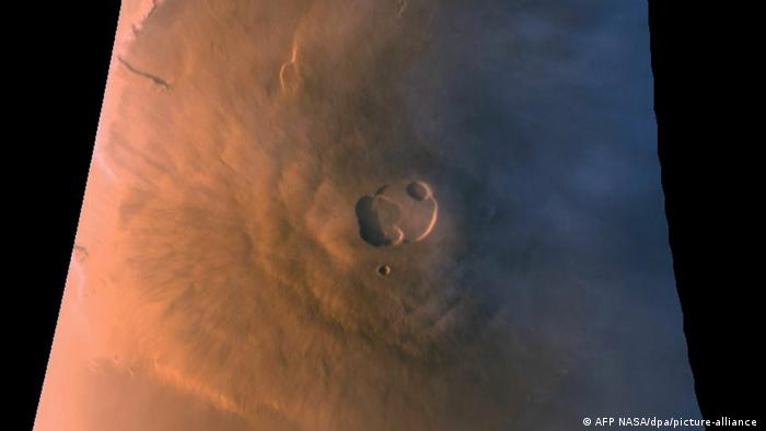 Foto del volcán Olympus Mons en Marte tomada con la sonda Mars Global Surveyor.