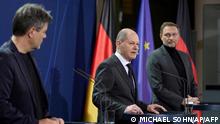 German Chancellor Olaf Scholz (C) addresses a joint press conference with the German Economy and Climate Minister Robert Habeck (L) and German Finance Minister Christian Lindner after a closed meeting of the German government on the G7 presidency at the Chancellery in Berlin on January 21, 2022. (Photo by Michael Sohn / POOL / AFP)