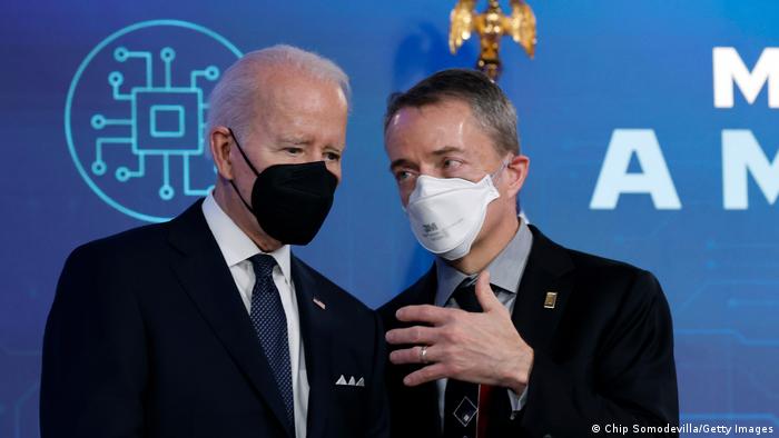 Joe Biden junto al director general de Intel, Patrick Gelsinger, durante su comparecencia.