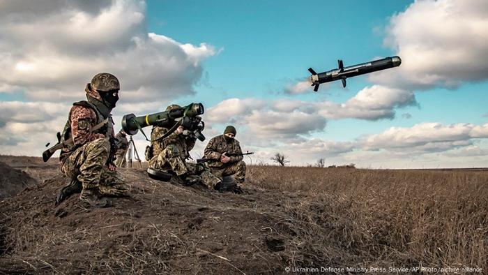 Soldados ucranianos em manobras militares com mísseis de fabricação americana