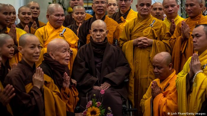 Monjes budistas saludando al maestro zen Thich Nhat Hanh (centro), en Vietnam.
