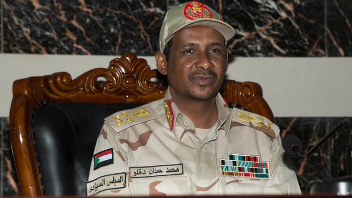 Der sudanesische General Mohammed Hamdan Daglo sitzt in Uniform in einem großen Sessel mit Lederpolster und Holzschnitzereien