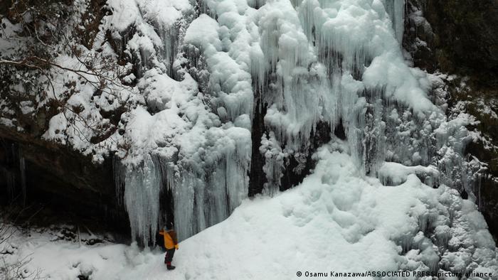 آبشار ۵۰ متری میفونه که در کوهی اطراف شهر کاواکامی ژاپن واقع است، به طور کامل یخ زده و منظره چشم‌نوازی را برای کوه‌نوردان و طبیعت‌دوستان خلق کرده است. 