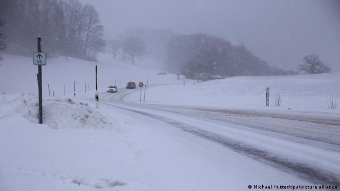 از روز جمعه، اول بهمن ورود سامانه بارشی به برخی از مناطق جنوب آلمان در ایالت بایرن موجب برف و سرمای شدید، یخ‌زدگی معابر و لغزندگی جاده‌ها شده است.