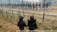 Kinder stehen in einem Flüchtlingslager nahe der belarussisch-polnischen Grenze. Präsident Lukaschenko ordnete am 13.11.2021 an, Zelte aufzustellen und Hilfsgüter an die in der Nähe der belarussisch-polnischen Grenze versammelten Flüchtlinge zu verteilen. +++ dpa-Bildfunk +++