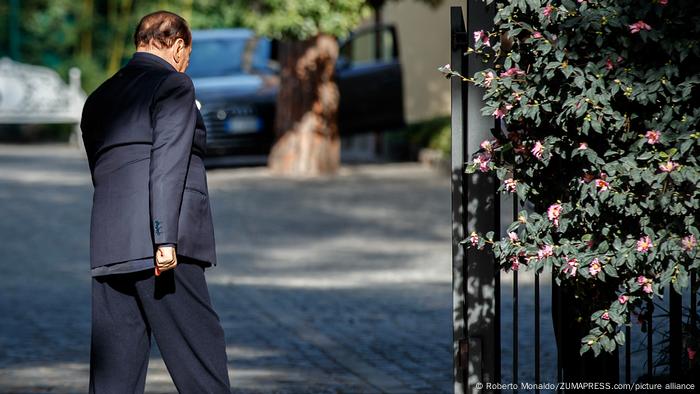 Silvio Berlusconi è ancora in cura all'ospedale San Rafael di Milano.