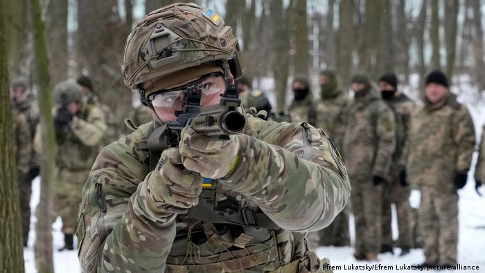 Ukrayna sınırında konuşlanan 100 binden fazla Rus güçleri nedeniyle Ukrayna'da siviller de gönüllü olarak askeri eğittim almaya başladı. 